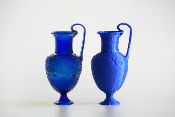 A blue glass jug beside a 3D-printed replica.
